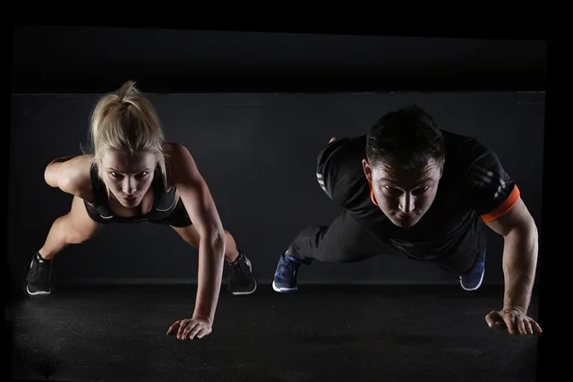 uomo, donna, push-up, benessere, esercizio, paio, coppia, in forma, fitness, sport, allenamento della forza, un braccio, sportivo, movimento, muscoli, l'allenamento muscolare, formazione, fitness, fitness, fitness, fitness, sport, sport, sport, sport, sport. Contratto di lavoro in Svizzera: clausole essenziali e periodo di prova