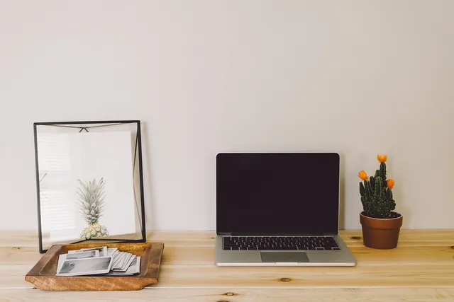 desktop, ufficio a casa, il computer portatile, macbook pro, ufficio, tavolo in legno, tecnologia, senza fili, tecnologia senza fili, mockup, spazio di lavoro, lavoro da casa, ufficio, ufficio, mockup, mockup, mockup, mockup, mockup. Dove cercano lavoro i candidati in Svizzera: portali, uffici e rete personale