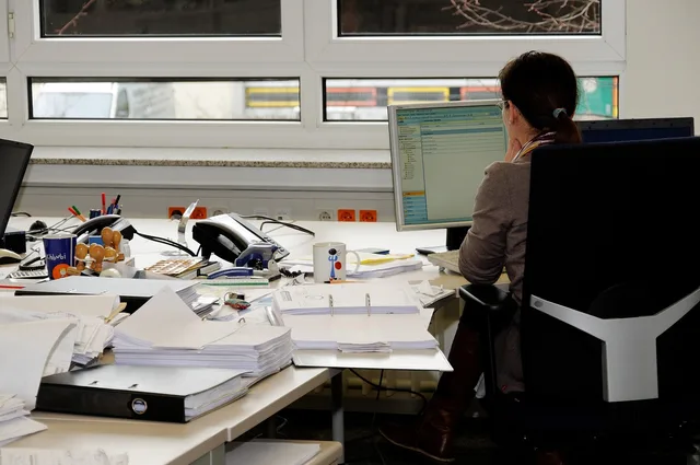 Dove cercare lavoro in Svizzera: 85'273 posti vacanti su lavoro.swiss; 173'220 candidati registrati su Job-Room; URC e Job-Room offrono vantaggio informativo sulle offerte soggette all'obbligo di annuncio. Où les candidats cherchent un emploi en Suisse : portails, offices et réseau personnel